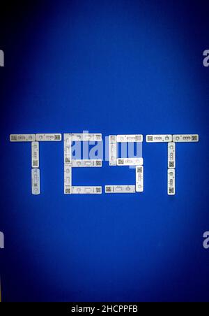 Test de masse pour l'infection à Covid-19 / SRAS-COV-2 concept: La trousse de test rapide de l'antigène de l'épidémie de Corona est placée sur fond bleu . Banque D'Images