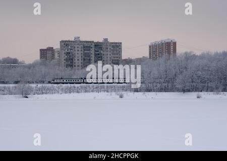 Un hiver magique dans le parc.Ciel magnifique et neige blanche.Photo de haute qualité Banque D'Images