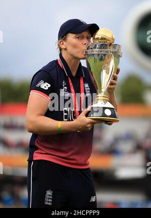 Photo du dossier datée du 23-07-2017, Heather Knight célèbre le trophée lors de la finale de la coupe du monde féminine de l'ICC à Lord's, Londres.Euro 2022 aura lieu en Angleterre en juillet, tandis que la Nouvelle-Zélande accueillera la coupe du monde de cricket et la coupe du monde de rugby, respectivement en mars-avril et en octobre-novembre.Date de publication : vendredi 31 décembre 2021. Banque D'Images