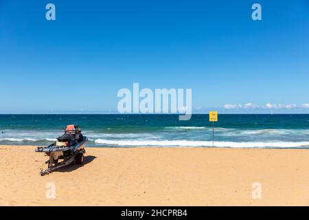 Danger à Palm Beach à Sydney, signez indique un courant dangereux et tenez-vous à l'abri de l'eau, Sydney, NSW, Australie Banque D'Images