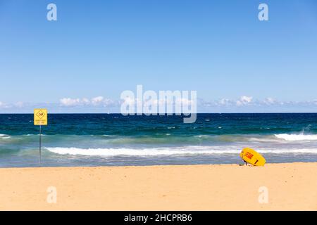 Danger à Palm Beach à Sydney, signez indique un courant dangereux et tenez-vous à l'abri de l'eau, Sydney, NSW, Australie Banque D'Images