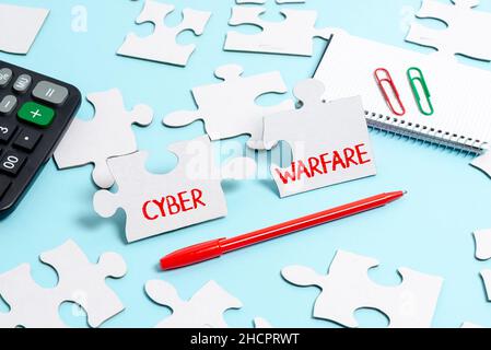 Légende conceptuelle Cyber Warfare.Photo conceptuelle Virtual War Hackers System attaque le voleur numérique Stalker Building un Jigsaw blanc inachevé Banque D'Images