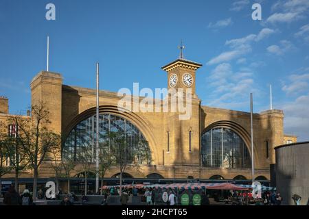 Extérieur de la gare de Kings Cross, ciel bleu, Londo, Angleterre, Royaume-Uni Banque D'Images