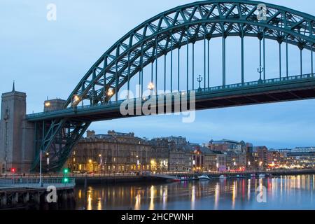 Une section du pont Tyne captée regardant le fleuve depuis le pont Swing au crépuscule montrant l'éclairage du pont et les sentiers de feux de circulation. Banque D'Images