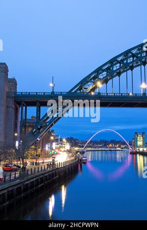 Une section du pont Tyne captée regardant le fleuve depuis le pont Swing au crépuscule montrant l'éclairage du pont et les sentiers de feux de circulation. Banque D'Images