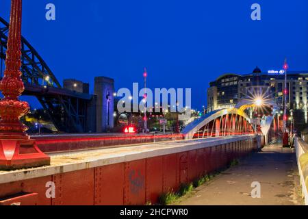 Le pont tournant capturé au crépuscule regardant vers le sud de Newcastle vers le côté de Gateshead de la rivière Tyne en Tyne et Wear. Banque D'Images