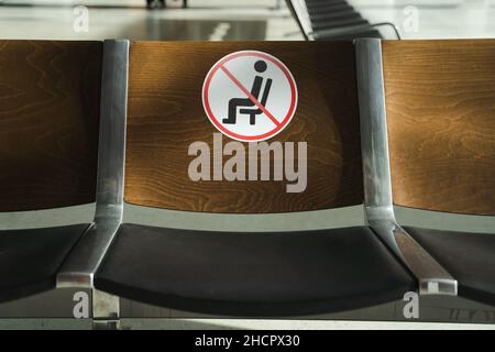 Les passagers sont munis de signes de distanciation sociale au salon du terminal de l'aéroport de départ pendant la pandémie du coronavirus. Ils voyagent pendant le concept Covid-19 Banque D'Images