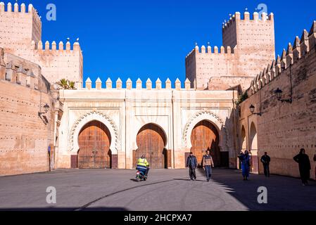 Entrée au fort historique de Bab Dekkakin avec triple porte voûtée Banque D'Images