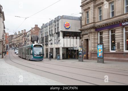 Un tramway sur South Parade dans le centre-ville de Nottingham, au Royaume-Uni Banque D'Images