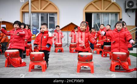 Yuqing, province chinoise de Guizhou.31st décembre 2021.Les enfants exécutent le tambour dans un jardin d'enfants du comté de Yuqing à Zunyi, dans la province de Guizhou, dans le sud-ouest de la Chine, le 31 décembre 2021.Partout en Chine, les gens organisent divers types d'activités pour accueillir le nouvel an à venir.Crédit: Wang Yongjuan/Xinhua/Alamy Live News Banque D'Images