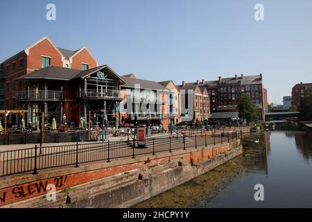 Restaurants et bars le long du canal de Nottingham au Royaume-Uni Banque D'Images