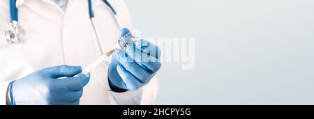 Médecin tenant un flacon avec un vaccin. Vaccin contre la grippe et le coronavirus concept Banque D'Images