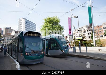 Deux tramways à Old Market Square à Nottingham, au Royaume-Uni Banque D'Images