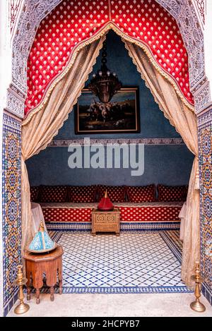 Canapé et lustre traditionnels dans l'entrée de la maison de style marocain Banque D'Images