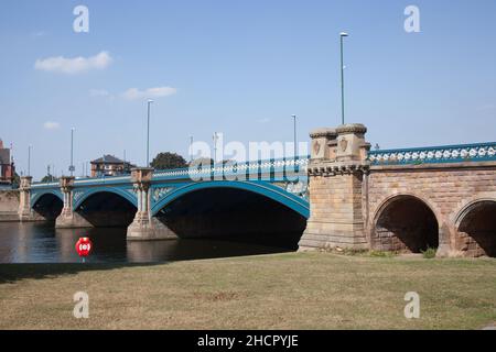 Trent Bridge au-dessus de la rivière Trent à Nottingham, au Royaume-Uni Banque D'Images