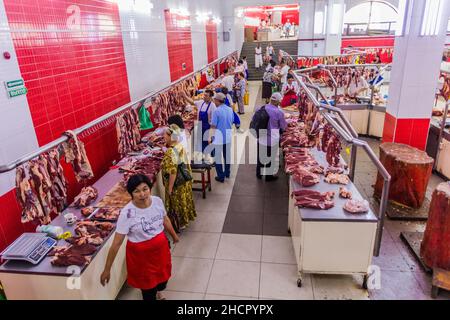 BICHKEK, KIRGHIZISTAN - 11 JUILLET 2018 : section de boucherie du bazar d'Osh à Bichkek, capitale du Kirghizistan. Banque D'Images