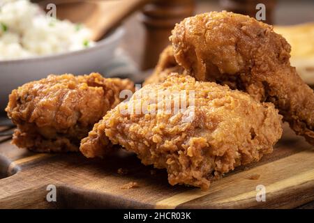 Gros plan sur un plat de poulet croustillant aux cuisses et aux jambes sur une planche à découper Banque D'Images