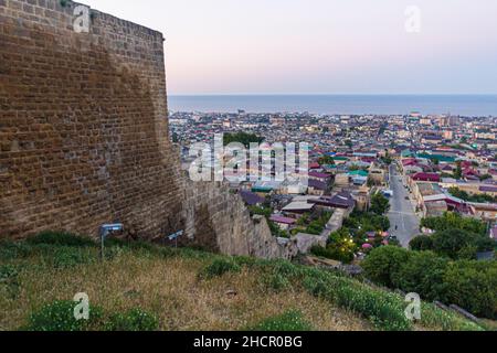 Vue de Derbent depuis la forteresse de Naryn-Kala dans la République du Daghestan, Russie Banque D'Images