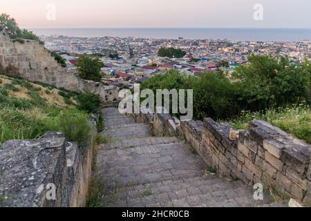 Vue de Derbent depuis la forteresse de Naryn-Kala dans la République du Daghestan, Russie Banque D'Images