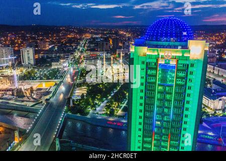 GROZNY, RUSSIE - 25 JUIN 2018 : vue aérienne de nuit de Grozny, Russie Banque D'Images