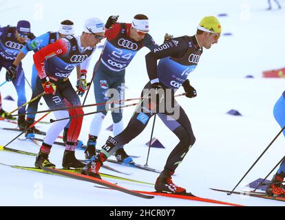 Oberstdorf, Allemagne.31st décembre 2021.Ski nordique/ski de fond: Coupe du monde, Tour de ski, 15 km de démarrage de masse classique, hommes.Johannes Janosch Brugger d'Allemagne (r) sur la piste.Credit: Karl-Josef Hildenbrand/dpa/Alay Live News Banque D'Images