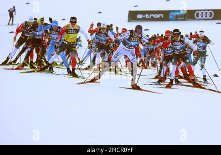 Oberstdorf, Allemagne.31st décembre 2021.Ski nordique/ski de fond: Coupe du monde, Tour de ski, 15 km de démarrage de masse classique, hommes.Coureurs sur la piste.Credit: Karl-Josef Hildenbrand/dpa/Alay Live News Banque D'Images