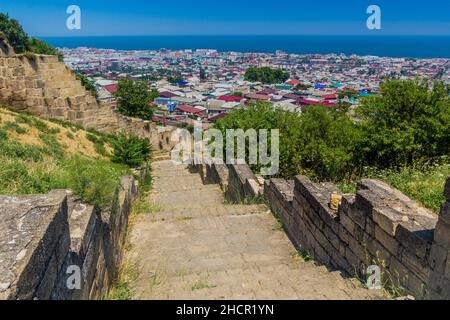 Vue de Derbent depuis la forteresse de Naryn-Kala dans la République du Daghestan, Russie Banque D'Images