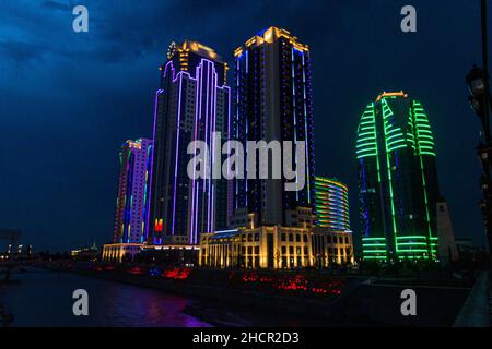 Vue nocturne des gratte-ciels de la ville de Grozny, Tchétchénie, Russie Banque D'Images