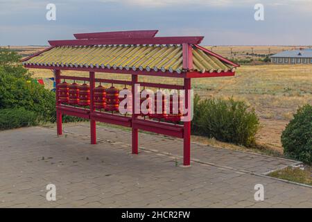 Priant des roues à Syakusn Syume, monastère de Geden Sheddup Choikorling, monastère bouddhiste tibétain à Elista, République de Kalmykia, Russie Banque D'Images