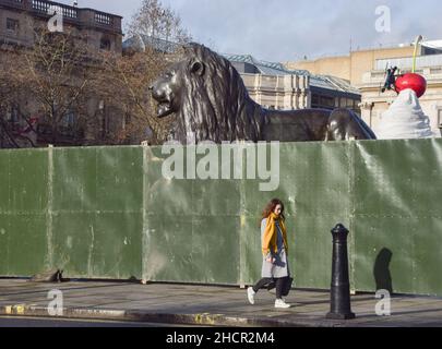 Londres, Royaume-Uni 31st décembre 2021.De grandes barrières ont été érigées autour de Trafalgar Square pour empêcher les gens de se rassembler, car les célébrations de la Saint-Sylvestre sont annulées en raison de la propagation de la variante Omicron du coronavirus.Credit: Vuk Valcic / Alamy Live News Banque D'Images