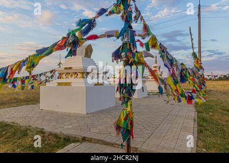 Stupas et drapeaux près de Syakusn Syume, monastère de Geden Sheddup Choikorling, monastère bouddhiste tibétain à Elista, République de Kalmykia, Russie Banque D'Images