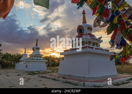 Stupas et drapeaux près de Syakusn Syume, monastère de Geden Sheddup Choikorling, monastère bouddhiste tibétain à Elista, République de Kalmykia, Russie Banque D'Images