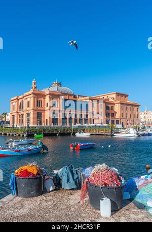 Belle vue de Bari avec Teatro Margherita, théâtre ou musée, galerie d'art, Bari,Puglia, Italie avec un petit vieux port avec des bateaux en bois Banque D'Images