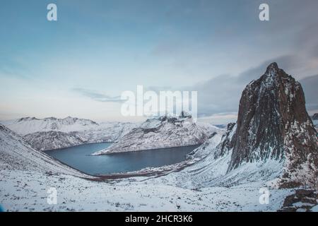 Vue imprenable depuis le mont Segla sur le village de Fjordgard et le lac qui l'entoure.Montagnes Rocheuses sur la péninsule de Senja, dans le nord de la Norvège.Arctique W Banque D'Images