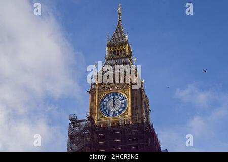 Londres, Royaume-Uni 31st décembre 2021.Big Ben a sonné pour la première fois en quatre ans à 12 heures.Ce monument emblématique, officiellement appelé la tour Elizabeth, est en cours de rénovation depuis 2017 et les travaux devraient être terminés au début de 2022.Big Ben doit sonner à nouveau à minuit pour marquer la nouvelle année. Banque D'Images