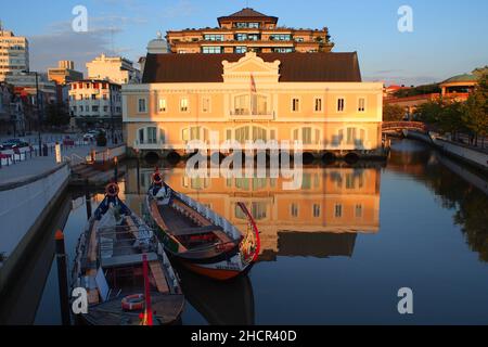 Vue au coucher du soleil sur le canal et le bâtiment de l'Administration municipale dans le centre de la ville, Aveiro, Portugal Banque D'Images