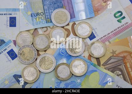 Vue de dessus d'une table avec beaucoup de pièces et de billets de la monnaie européenne, euro.Arrière-plan avec des pièces de monnaie minées dans différents pays d'Europe Banque D'Images