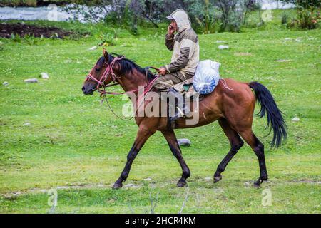 KARAKOL, KIRGHIZISTAN - 16 JUILLET 2018 : cavalier local dans la vallée de la rivière Karakol au Kirghizistan Banque D'Images