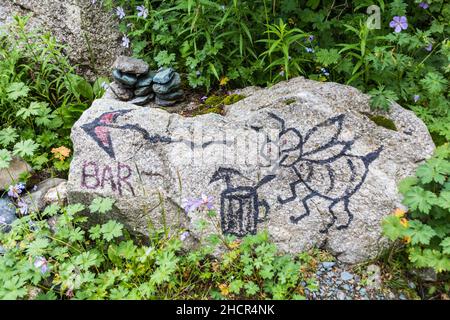 Barre de signalisation sur un rocher près du lac Ala Kul au Kirghizistan Banque D'Images