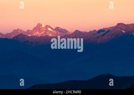 La première lumière du matin atteint le sommet de Hochgall, Monte Collato, dans les Alpes italiennes.Vue en début de matinée depuis Glorerhutte, dans le Haut Tauern, Autriche.Aube épique Banque D'Images