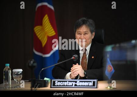 (211231) -- JAKARTA, 31 décembre 2021 (Xinhua) -- photo du fichier prise le 26 mars 2021 montre le Secrétaire général de l'Association des nations de l'Asie du Sud-est (ANASE) Dato Lim Jock Hoi travaillant au Secrétariat de l'ANASE à Jakarta, Indonésie.POUR ALLER AVEC "Interview: Le REPC catalyse une reprise économique durable dans le cadre de la COVID-19, dit le secrétaire général de l'ANASE" (Secrétariat de l'ANASE/document via Xinhua) Banque D'Images