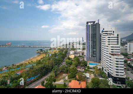 Vue aérienne à temps écoulé de la belle mer de la ville de Sriracha à Chon Buri, en Thaïlande, par une journée ensoleillée Banque D'Images