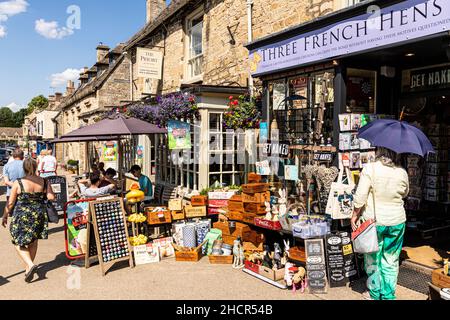 Boutiques dans la High Street de la ville de Burford, Oxfordshire, Royaume-Uni Banque D'Images