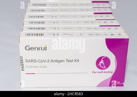 Gamme de kits de test Genrui COVID-19 Antigen. Banque D'Images