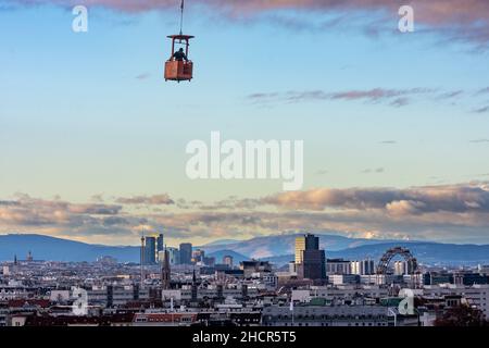 Vienne, Vienne: Centre ville de Vienne, grande roue, Prater, montagne enneigée Schneeberg, ouvrier de construction en gondole accrochée à la grue, en 00. Plus Banque D'Images