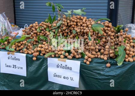 Fruits de longan sur la tige dans un marché ouvert à Chiang Mai, Thaïlande Banque D'Images