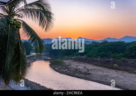 Coucher de soleil sur les montagnes dans la ville du nord de la Thaïlande de Mae Sariang Banque D'Images