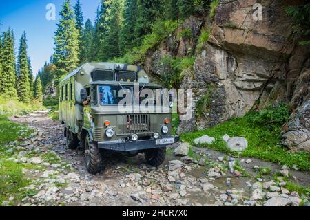 ARASHAN, KIRGHIZISTAN - 18 JUILLET 2018 : ancien camion sur une route accidentée dans la vallée de la rivière Arashan au Kirghizistan Banque D'Images