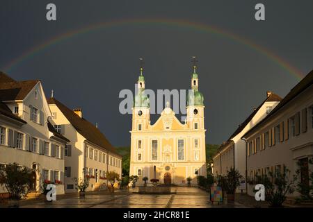 Cathédrale d'Arlesheim après un orage.Le ciel est sombre avec un arc-en-ciel juste au-dessus du dôme, le soleil du soir illumine la cathédrale.Arlesheim Banque D'Images