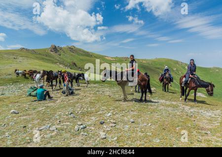 SONG KUL, KIRGHIZISTAN - 23 JUILLET 2018 : les touristes voyagent à cheval près du lac Song Kul, Kirghizistan Banque D'Images